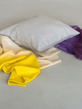Kissen grau mit Decke///Cushion gray with blanket